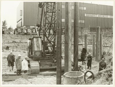 Wethouder W. van Liemt (2de van rechts) slaat de eerste paal voor het nieuwe gebouw van drukkerij en uitgeverij Damiate BV in de Waarderpolder