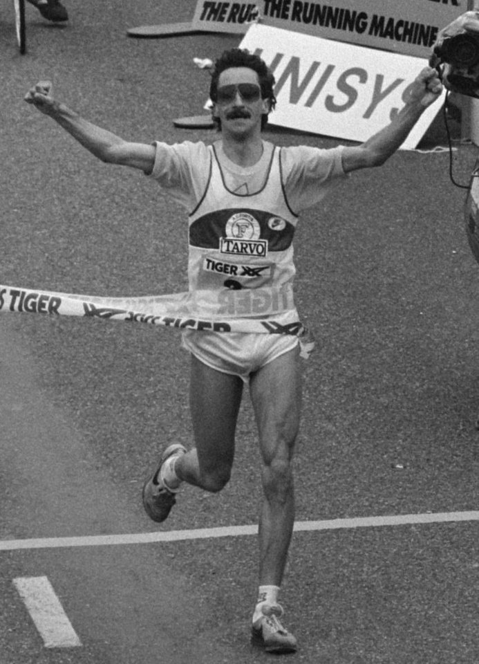 Westland marathon winnaar Marti ten Kate gaat over finish, Bestanddeelnr 933-9495 (cropped) (cropped)