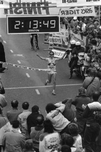 Westland marathon winnaar Marti ten Kate gaat over finish, Bestanddeelnr 933-9495