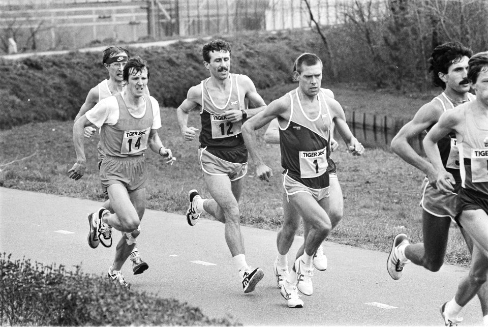 Westlandmarathon in Maassluis winnaar Cor Vriend (l) op weg naar de finish, Bestanddeelnr 932-9268