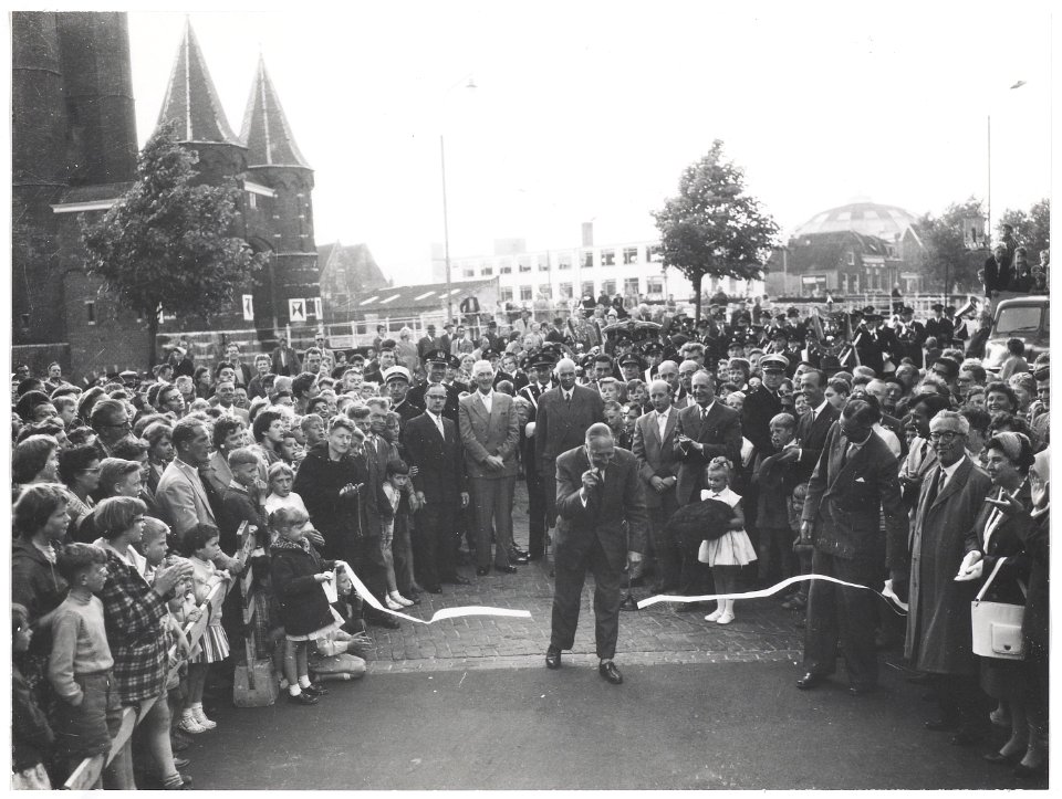 Wethouder W.F. Happé opent de verbeterde geasphalteerde Amsterdamstraat., NL-HlmNHA 54034658