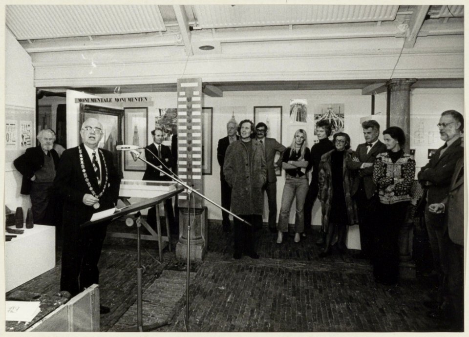 Wethouder W. van Liemt opent het Monumentenjaar '75 in de Vishal. NL-HlmNHA 54003818