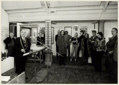 Wethouder W. van Liemt opent het Monumentenjaar '75 in de Vishal. NL-HlmNHA 54003818