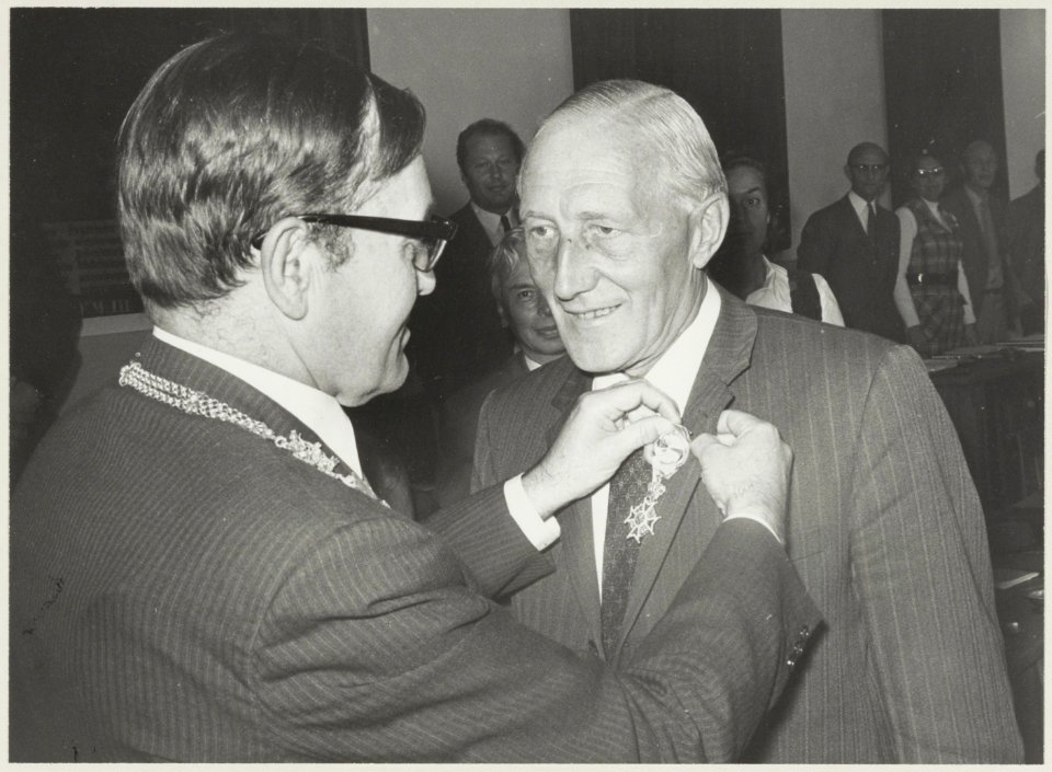 Wethouder W.F. Happé door burgemeester De Gou onderscheiden tot Officier in de Orde van Oranje Nassau. NL-HlmNHA 54011874