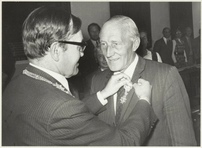 Wethouder W.F. Happé door burgemeester De Gou onderscheiden tot Officier in de Orde van Oranje Nassau. NL-HlmNHA 54011874