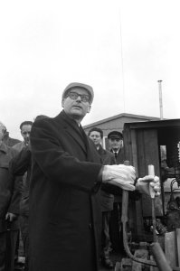 Wethouder Verhey slaat eerste paal voor sporthal aan de Jan van Galenstraat, Bestanddeelnr 919-9066