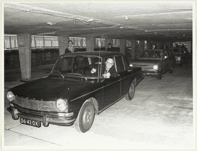 Wethouder W. van Liemt, zittend in zijn auto, opent de parkeergarage aan de Raaks. NL-HlmNHA 54003658