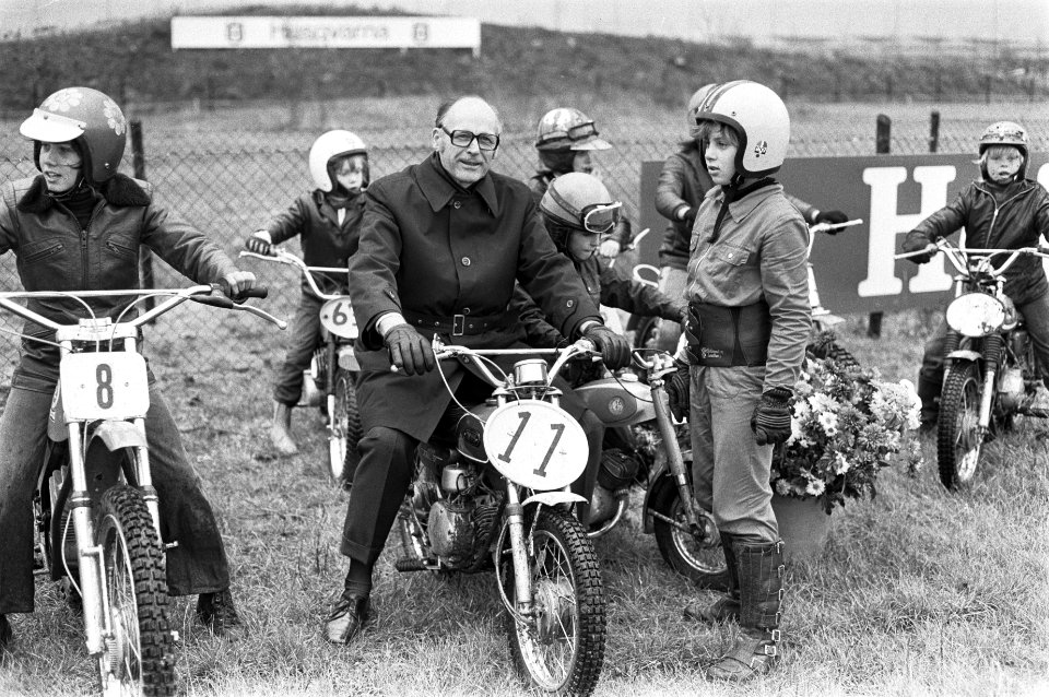 Wethouder Verheij opent motorcircuit in Amsterdam, Bestanddeelnr 927-5834