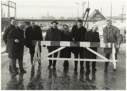 Wethouder W. van Liemt, 2e van rechts, alsmede de algemeen directeur O.W. Dhr. J.H.A. Hardeman (rechts) en de technisch directeur van O.W. J.J. Fuykschot (2e van links) bij het openen van h, NL-HlmNHA 54003661