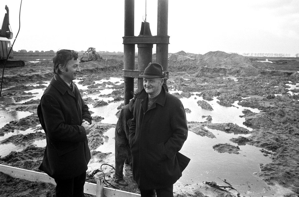 Wethouder Van der Eyden met kampbewoner na het slaan van eerste paal, Bestanddeelnr 926-9491
