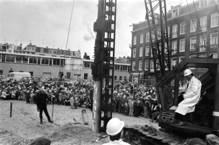 Wethouder Van de Velde slaat eerste paal voor scholencomplex aan Rustenburgerstr, Bestanddeelnr 929-3596