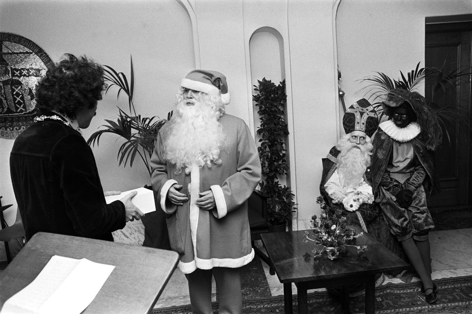 Wethouder Van der Velde ontvangt Sinterklaas en Kerstma op stadhuis (Amsterdam), Bestanddeelnr 928-9414