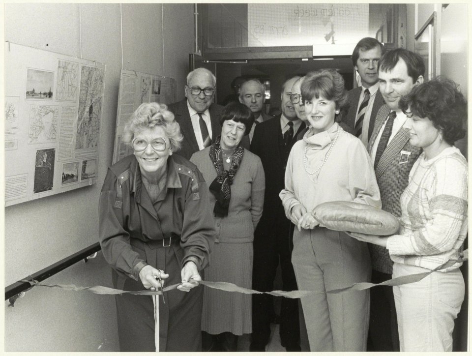 Wethouder van Son opent een tentoonstelling in zorgcentrum Schalkweide. NL-HlmNHA 54025979