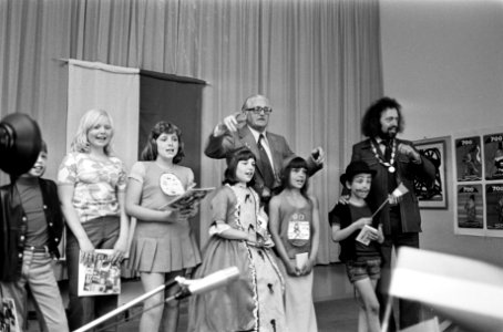 Wethouder Van der Velde (geheel rechts) en de leerlingen, Bestanddeelnr 927-9779