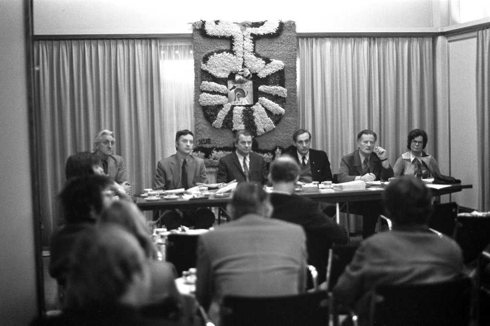 Wethouder Van der Eijden en heer B Reijn (rechts) tonen tegel Honden in goot ti, Bestanddeelnr 926-3166