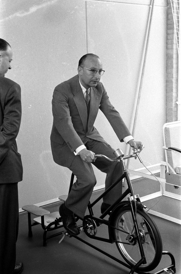 Wethouder van Gezondheid en Ziekenhuiswezen mr R van de Bergh opent in het Oos, Bestanddeelnr 911-2593