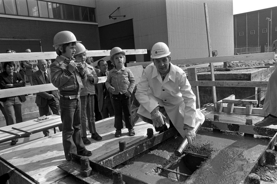 Wethouder Van de Eyden plaatst oorkonde bij bouw zevende eenheid Centrale Hemweg, Bestanddeelnr 927-1931