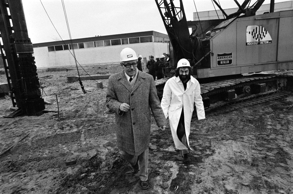 Wethouder Van Duijn slaat eerste paal voor uitbreiding crematorium Westgaarde in, Bestanddeelnr 927-7520