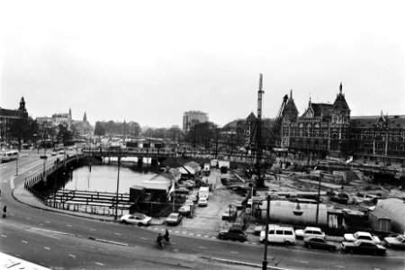 Wethouder Schaefer slaat eerste paal voor Noord Zuid Hollands koffiehuis bij he, Bestanddeelnr 930-6565
