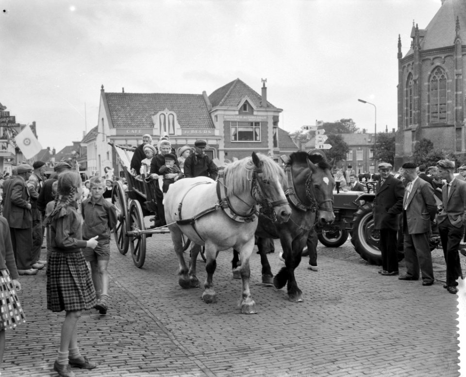 Westfriese Marktdag voor de vijfde maal in Schagen voorbijtrekken van de Oudholl, Bestanddeelnr 910-4875