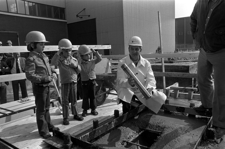 Wethouder Van de Eyden plaatst oorkonde bij bouw zevende eenheid Centrale Hemweg, Bestanddeelnr 927-1930