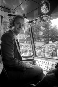 Wethouder Treumann (met lijn-2 shirt) wethouder Treumann in bestuurdercabine , Bestanddeelnr 928-1861