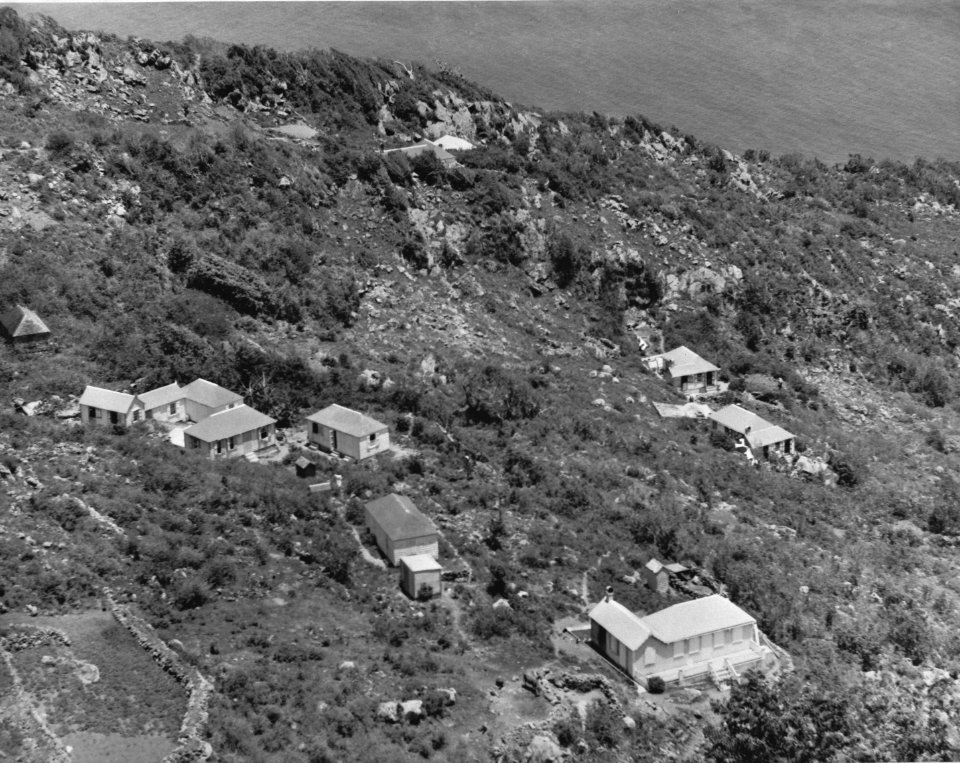 West-Indië. Saba. Woonhuizen op de berghellingen van Hell's Gate, Bestanddeelnr 935-1514