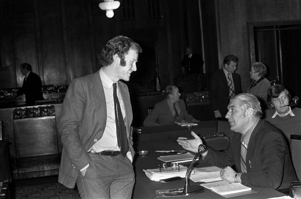 Wethouder Treumann (links) en Martini (D66), Bestanddeelnr 926-8964