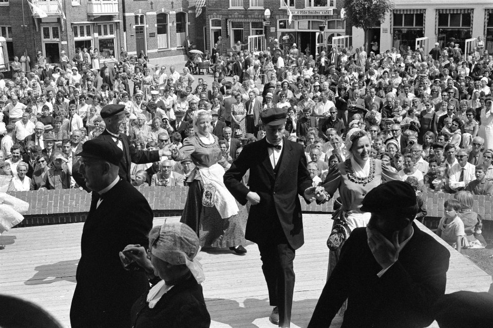 Westfriese marktdag in Schagen De jeugd aangezeten aan Westfriese broodmaaltijd, Bestanddeelnr 915-3316