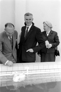 Wethouder van Gezondheid en Ziekenhuiswezen mr R van de Bergh opent in het Oos, Bestanddeelnr 911-2595