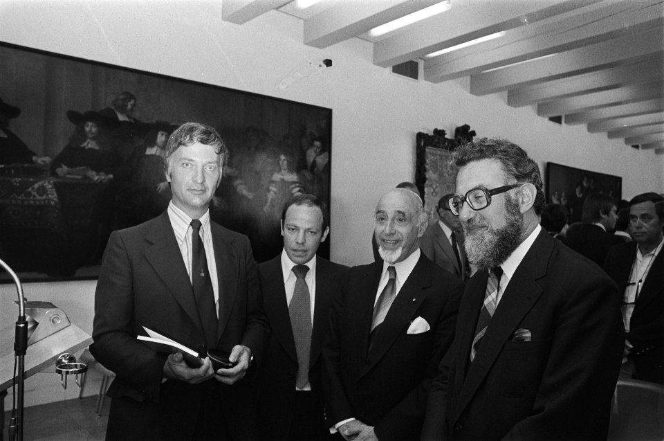 Wethouder Van der Eyden (links) ontvangt eerste exemplaar boek Amsterdam en dia, Bestanddeelnr 928-7451
