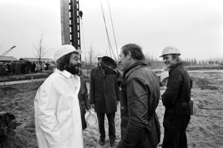 Wethouder Van Duijn slaat eerste paal voor uitbreiding crematorium Westgaarde in, Bestanddeelnr 927-7521