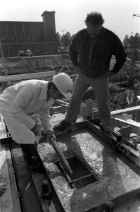 Wethouder Van de Eyden plaatst oorkonde bij bouw zevende eenheid Centrale Hemweg, Bestanddeelnr 927-1932