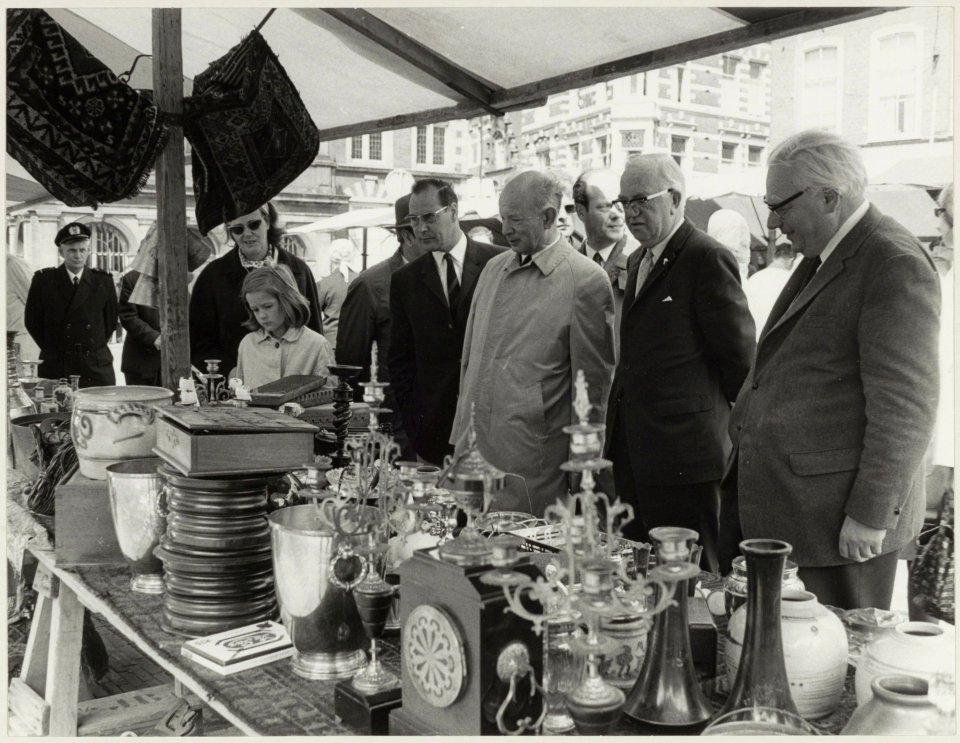 Wethouder Van Liemt (2 ' van rechts) op de Antiekmarkt. NL-HlmNHA 54016036