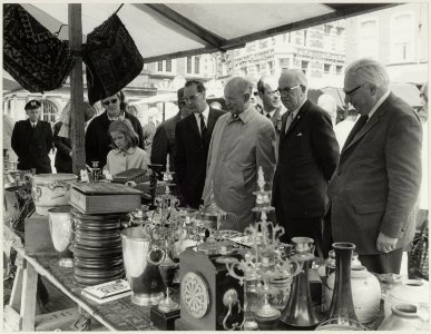 Wethouder Van Liemt (2 ' van rechts) op de Antiekmarkt. NL-HlmNHA 54016036