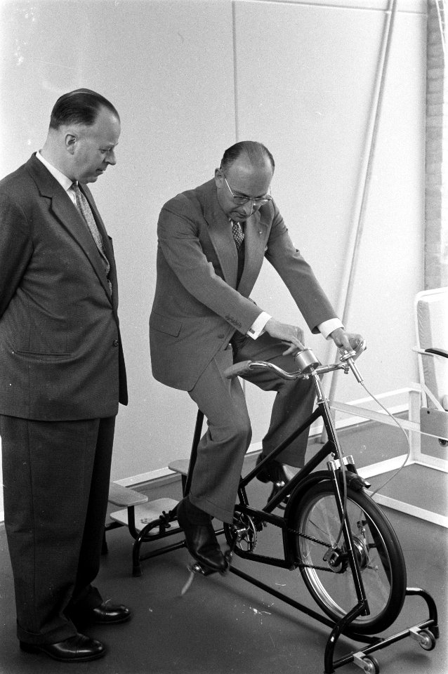 Wethouder van Gezondheid en Ziekenhuiswezen mr R van de Bergh opent in het Oos, Bestanddeelnr 911-2596
