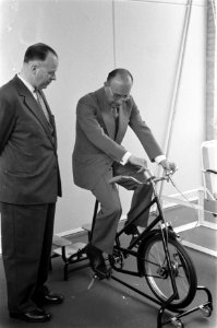 Wethouder van Gezondheid en Ziekenhuiswezen mr R van de Bergh opent in het Oos, Bestanddeelnr 911-2596