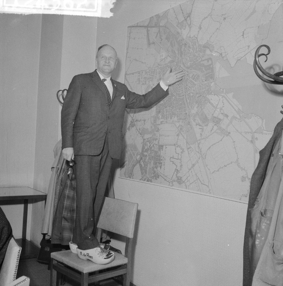 Wethouder van Kunstzaken A. de Roos heeft als waarnemend burgemeester van Amster, Bestanddeelnr 912-4362