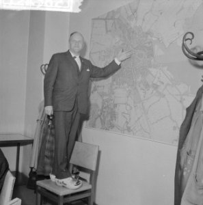 Wethouder van Kunstzaken A. de Roos heeft als waarnemend burgemeester van Amster, Bestanddeelnr 912-4362