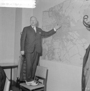 Wethouder van Kunstzaken A. de Roos heeft als waarnemend burgemeester van Amster, Bestanddeelnr 912-4359