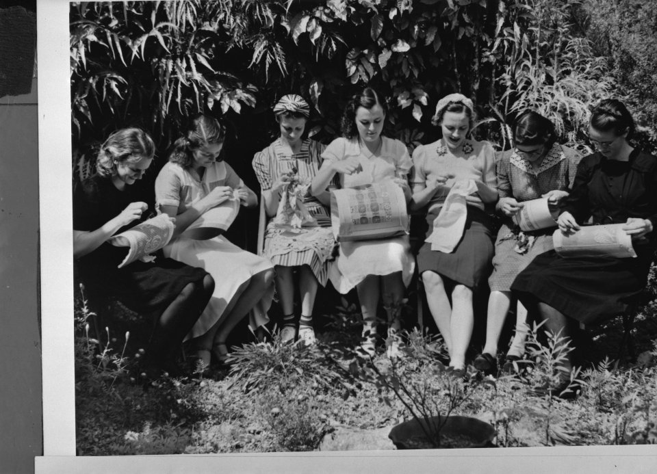 West-Indië. Saba. Windwardside. Meisjes aan het handwerken, Bestanddeelnr 935-1513