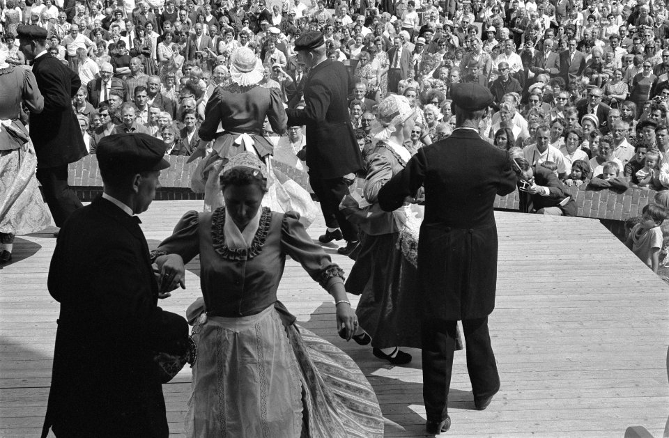 Westfriese marktdag in Schagen De jeugd aangezeten aan Westfriese broodmaaltijd, Bestanddeelnr 915-3314