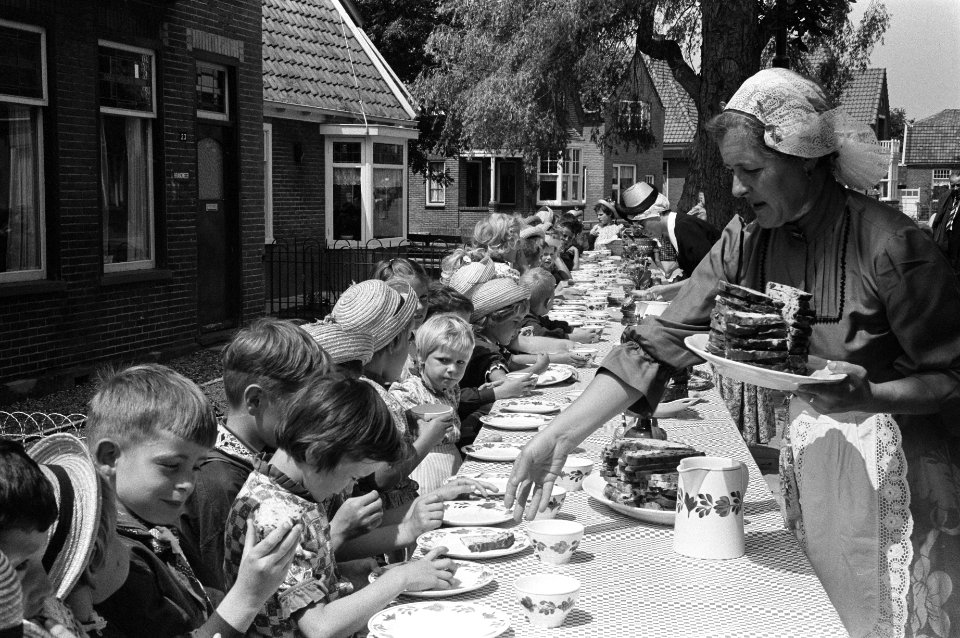 Westfriese marktdag in Schagen De jeugd aangezeten aan Westfriese broodmaaltijd, Bestanddeelnr 915-3311