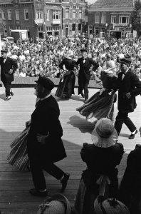 Westfriese marktdag in Schagen Toeristen kijken naar Westfriese dansen, Bestanddeelnr 915-3310