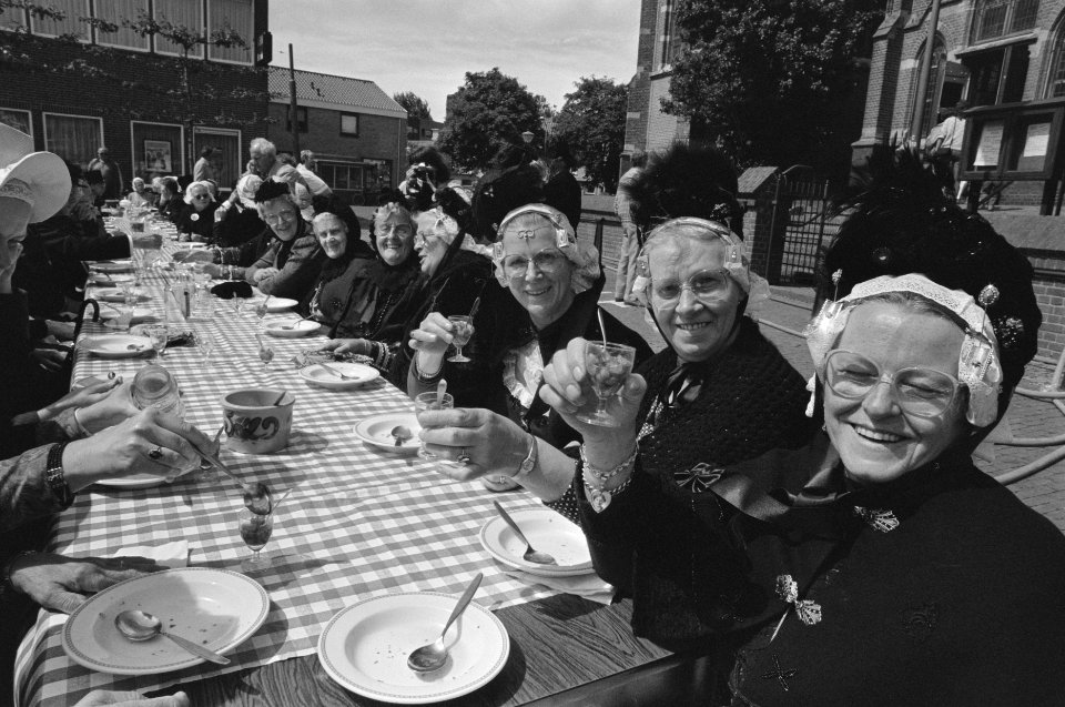 Westfriese Folkloredag, dames in klederdracht, Bestanddeelnr 934-0418