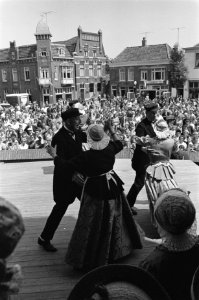 Westfriese marktdag in Schagen De jeugd aangezeten aan Westfriese broodmaaltijd, Bestanddeelnr 915-3315