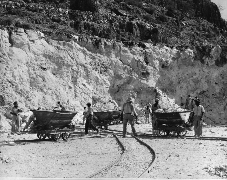West-Indië. Curaçao. Newport. Lorries worden geladen met fosfaat, Bestanddeelnr 935-1518