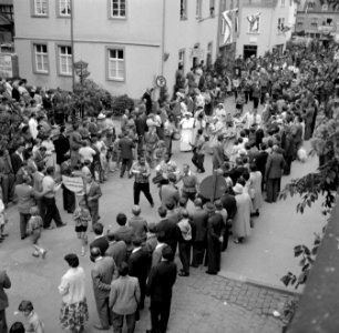 West-Indische groep gekleed in Kotomisi in de optocht, Bestanddeelnr 254-4448