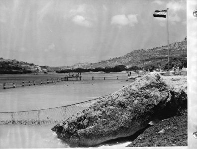 West-Indië. Curaçao. Strand van de Piscadero Baai, met haaiennetten op de voorgr, Bestanddeelnr 935-1520