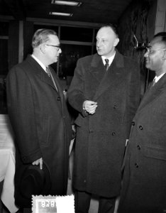 West-Indische premiers E Jonckheer (Antillen, links) en Dr J H E Ferrier (S, Bestanddeelnr 908-3825